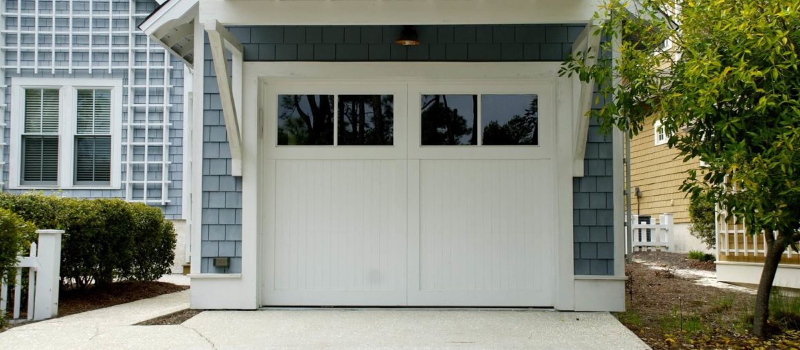 Reasons to Hire a Professional Garage Door Repair Company Instead of a Handyman